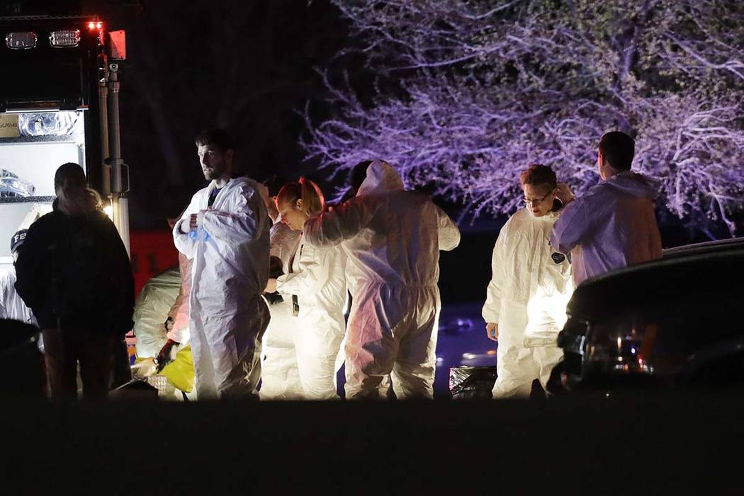 Miembros de las fuerzas del orden cerca del área donde un sospechoso de una serie de ataques con bombas en Austin se inmoló cuando las autoridades se acercaron, el miércoles 21 de marzo de 2018 ...