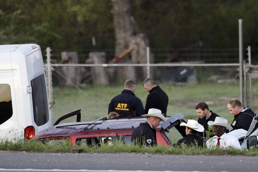 Los oficiales investigan la escena en la que un sospechoso de una serie de ataques con bombas en Austin se inmoló cuando las autoridades se acercaron, el miércoles 21 de marzo de 2018, en Round  ...