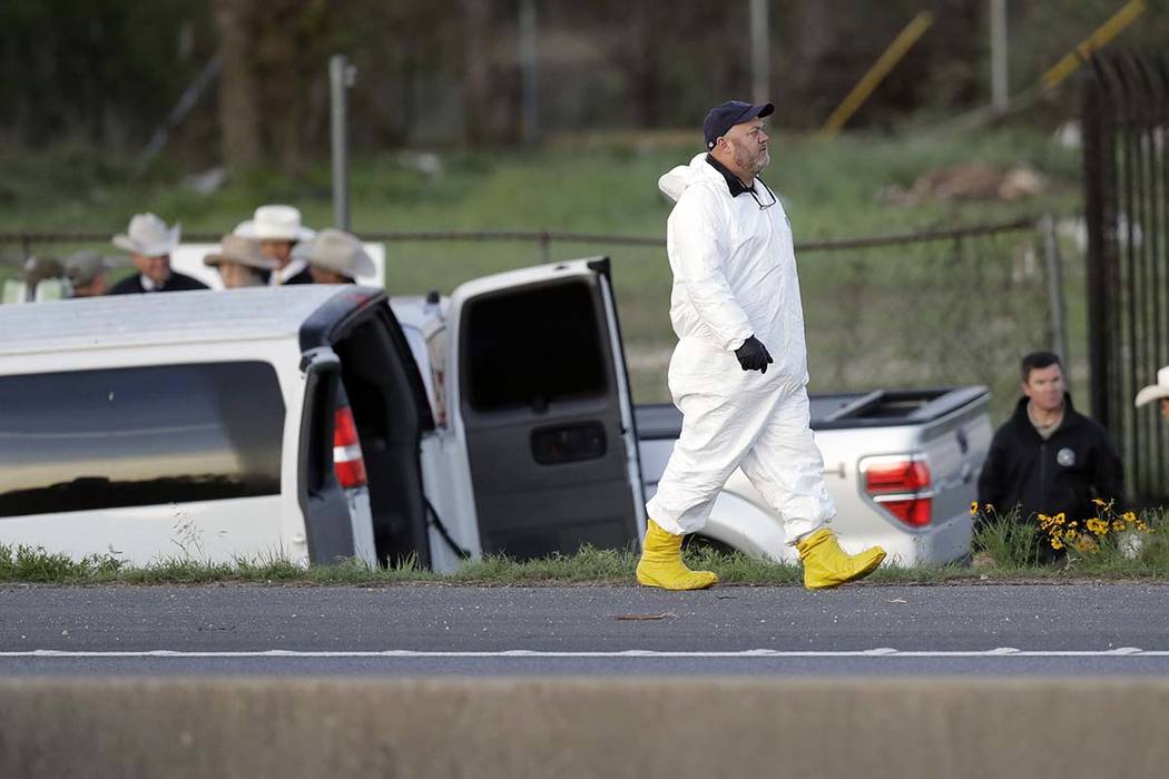 Los oficiales investigan la escena en la que un sospechoso de una serie de ataques con bombas en Austin se inmoló cuando las autoridades se acercaron, el miércoles 21 de marzo de 2018, en Round  ...