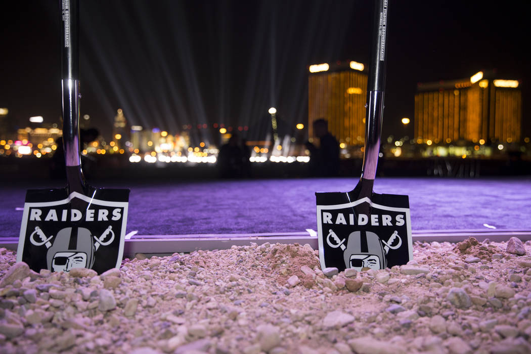 Palas ceremoniales en el sitio del futuro estadio Raiders durante la ceremonia de inauguración en Las Vegas, el lunes 13 de noviembre de 2017. Erik Verduzco Las Vegas Review-Journal @Erik_Verduzco