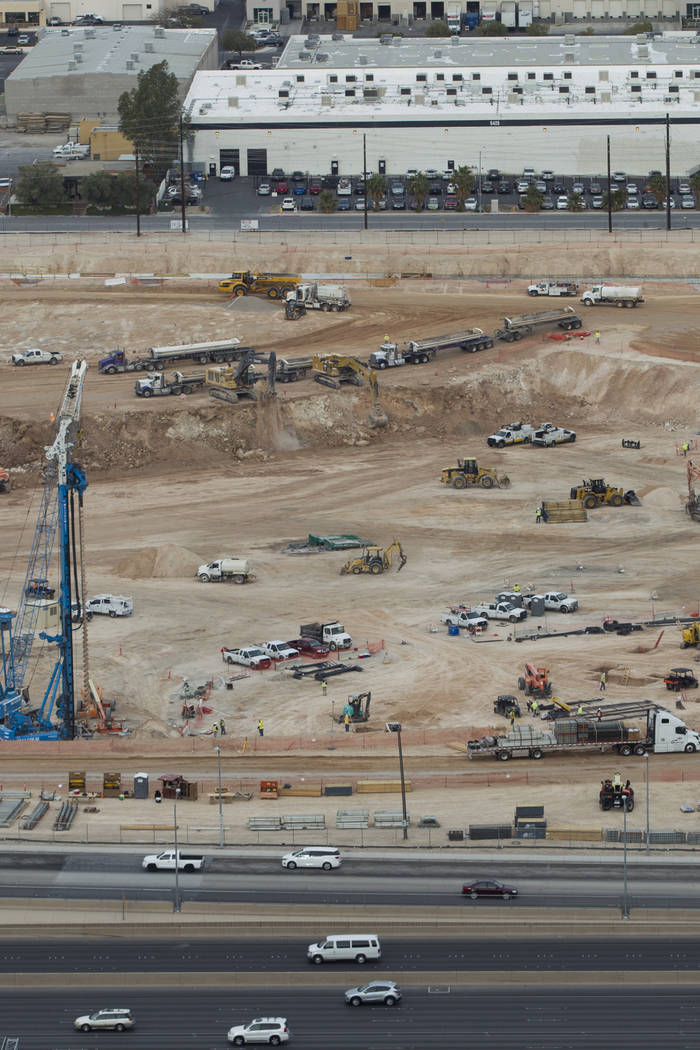 El sitio del futuro estadio de los Raiders visto desde el techo del Mandalay Bay en Las Vegas, el viernes 9 de marzo de 2018. Erik Verduzco Las Vegas Review-Journal @Erik_Verduzco