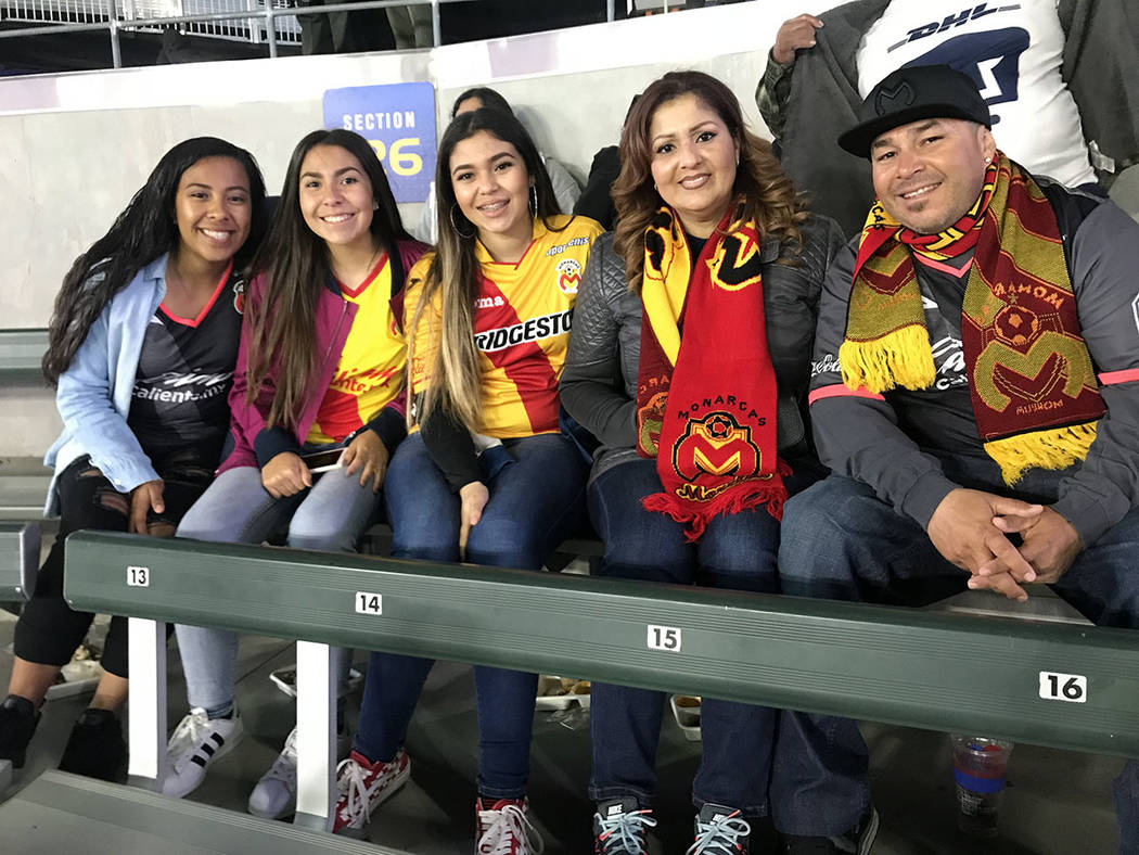 La familia Fuentes, quienes se denominan como la ‘Familia Monarca’, disfrutaron el encuentro y apoyaron al equipo michoacano. Sábado 24 de marzo de 2018 en StubHub Center de Carson, Californi ...