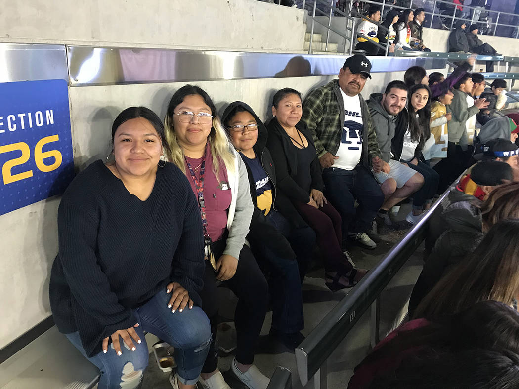 La familia Guerrero acudió al estadio para apoyar a los Pumas de la UNAM y en todo momento se mostraron alegres por presenciar el partido. Sábado 24 de marzo de 2018 en StubHub Center de Carson, ...