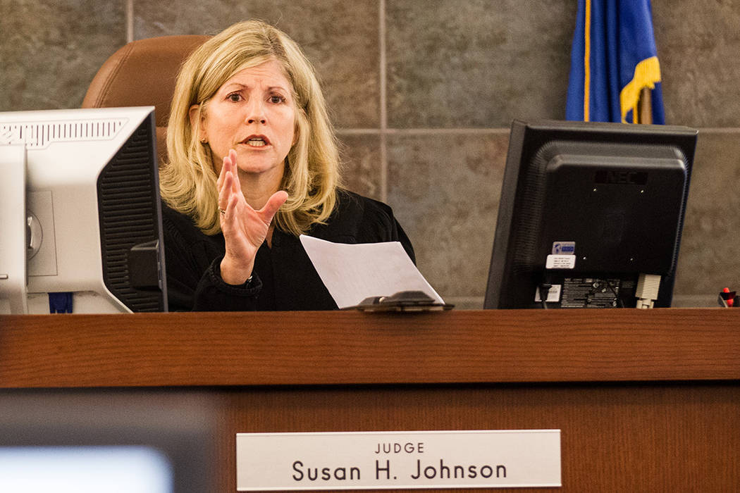La Jueza Susan Johnson habla antes de las declaraciones iniciales para el juicio de Steven Ficano en el Centro de Justicia Regional en Las Vegas el miércoles 27 de mayo de 2014. (Chase Stevens /  ...