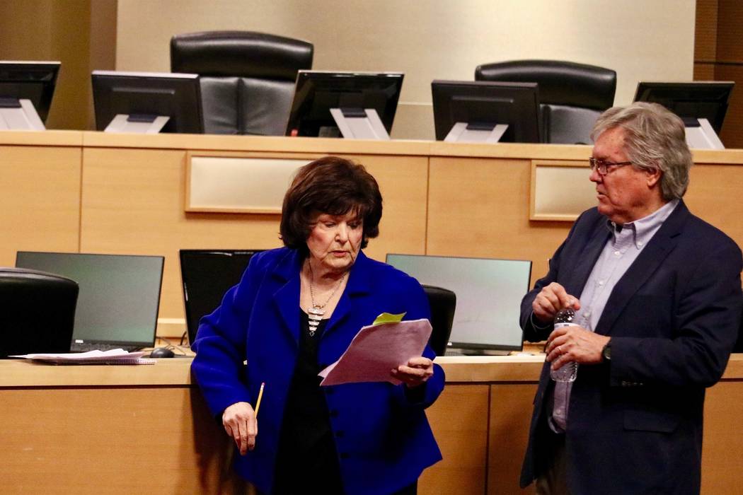 La alcaldesa Pro-Tem: Lois Tarkanian y el senador: Tick Segerblom, antes de una conferencia de prensa pidiendo que los impuestos especiales a la marihuana sean redirigidos a la educación en Las V ...