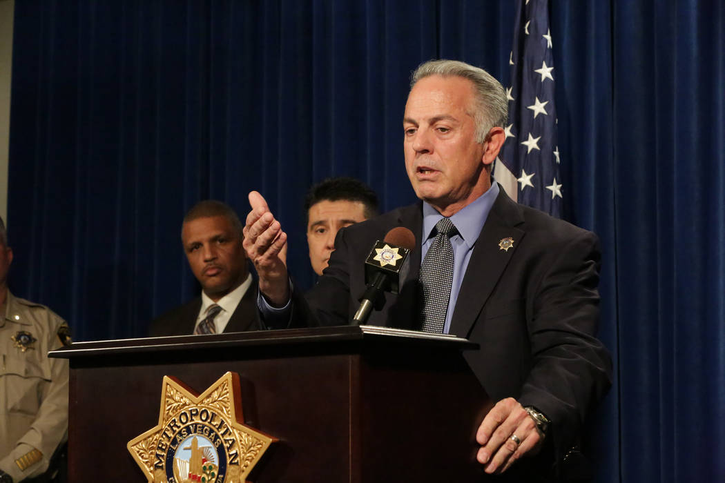 Durante una conferencia de prensa en la Sede del Departamento de Policía Metropolitana de Las Vegas el lunes 25 de marzo de 2018, el alguacil Joe Lombardo discute detalles de una investigación d ...