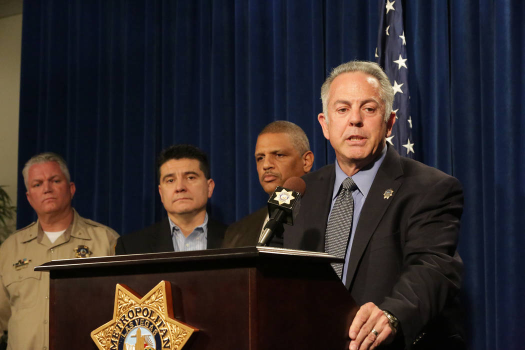 Durante una conferencia de prensa en el Cuartel General del Departamento de Policía Metropolitana de Las Vegas el lunes 25 de marzo de 2018, el alguacil Joe Lombardo, a la derecha, se encuentra c ...