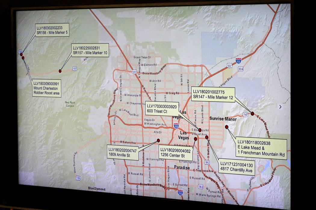 Durante una conferencia de prensa en la Sede del Departamento de Policía Metropolitana de Las Vegas el lunes 25 de marzo de 2018, se mostró un mapa que mostraba la ubicación de múltiples asesi ...