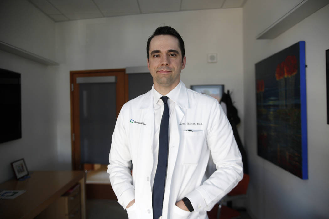 Dr. Aaron Ritter, director de ensayos clínicos en el Centro Lou Ruvo de Salud del Cerebro en la Clínica Cleveland en Las Vegas, el lunes 26 de marzo de 2018. Un nuevo estudio publicado el martes ...