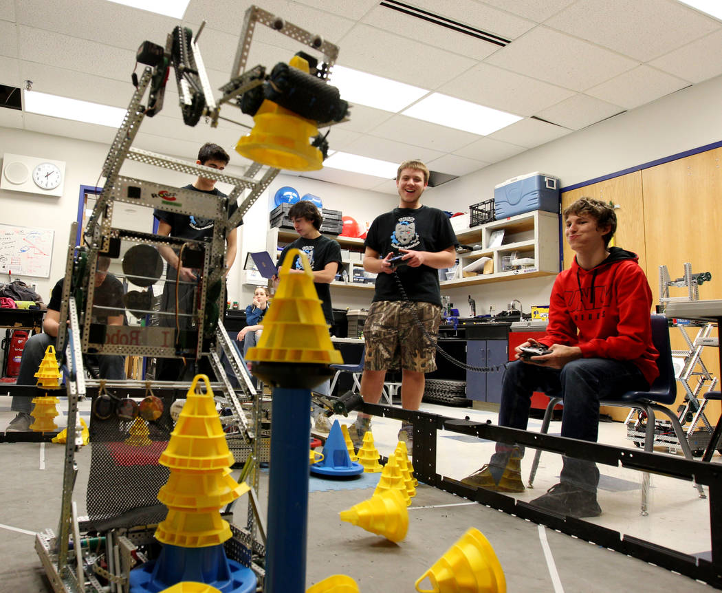 Lenny Montalbano, a la derecha, y su compañero C.D. Perkins opera su robot para apilar conos durante Robot Club en la Academia Básica de Estudios Internacionales en Henderson el miércoles 21 de ...