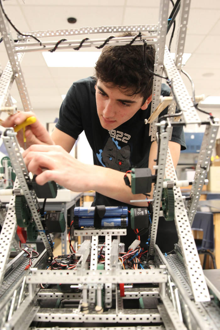El estudiante de la Academia Básica de Estudios Internacionales Matteo Cipriani trabaja en su robot durante Robot Club en la escuela Henderson el miércoles 21 de marzo de 2018. El club se está  ...