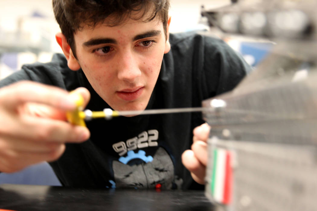 El estudiante de la Academia Básica de Estudios Internacionales Matteo Cipriani trabaja en su robot durante Robot Club en la escuela Henderson el miércoles 21 de marzo de 2018. El club se está  ...