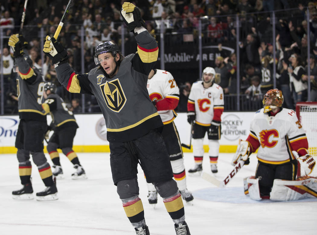 El ala izquierda de Vegas Golden Knights Erik Haula (56) celebra un puntaje durante el tercer periodo de un juego de hockey de la NHL en la Arena T-Mobile en Las Vegas, el miércoles 21 de febrero ...