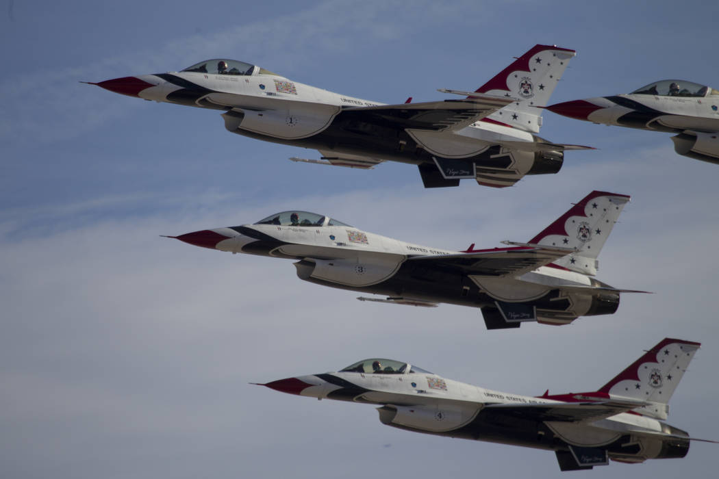 Los Thunderbirds se presentan durante la Nación de Aviación en la Base de la Fuerza Aérea Nellis en Las Vegas, el sábado 11 de noviembre de 2017. Erik Verduzco Las Vegas Review-Journal @Erik_V ...