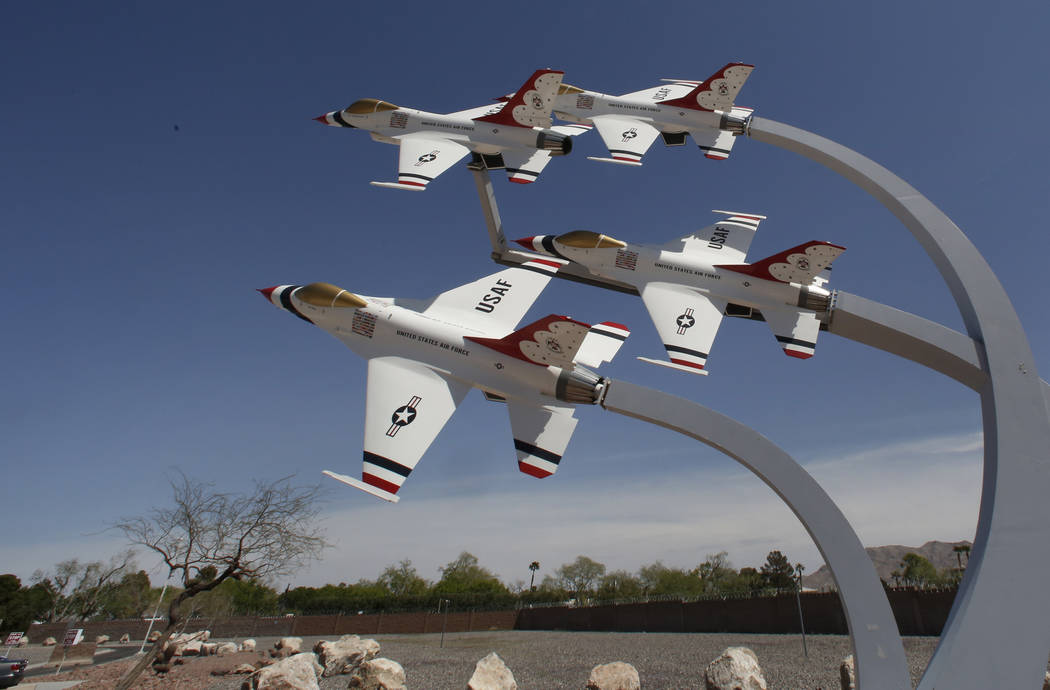 Una exhibición de aviones de la Fuerza Aérea Thunderbird de los EE. UU. Cerca del puesto de control de entrada principal en la Base Nellis de la Fuerza Aérea en Las Vegas el miércoles 4 de abr ...