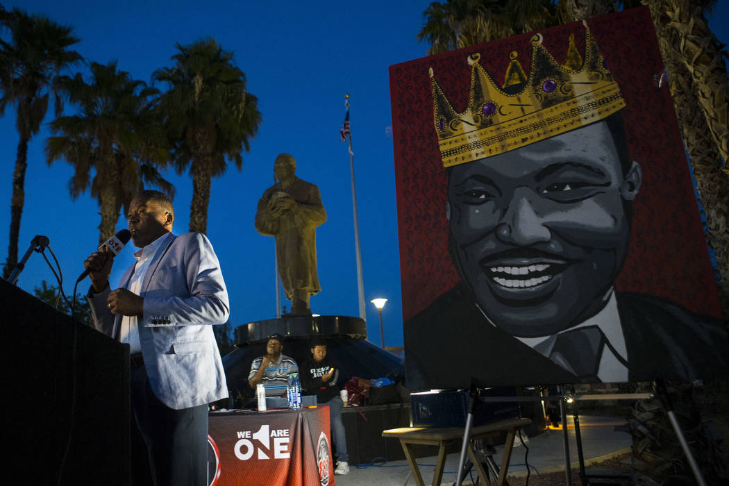 El comisionado del condado de Clark Lawrence Weekly habla durante un velorio celebrado en honor del Dr. Martin Luther King Jr. en la estatua que hizo en su memoria en North Las Vegas el miércoles ...