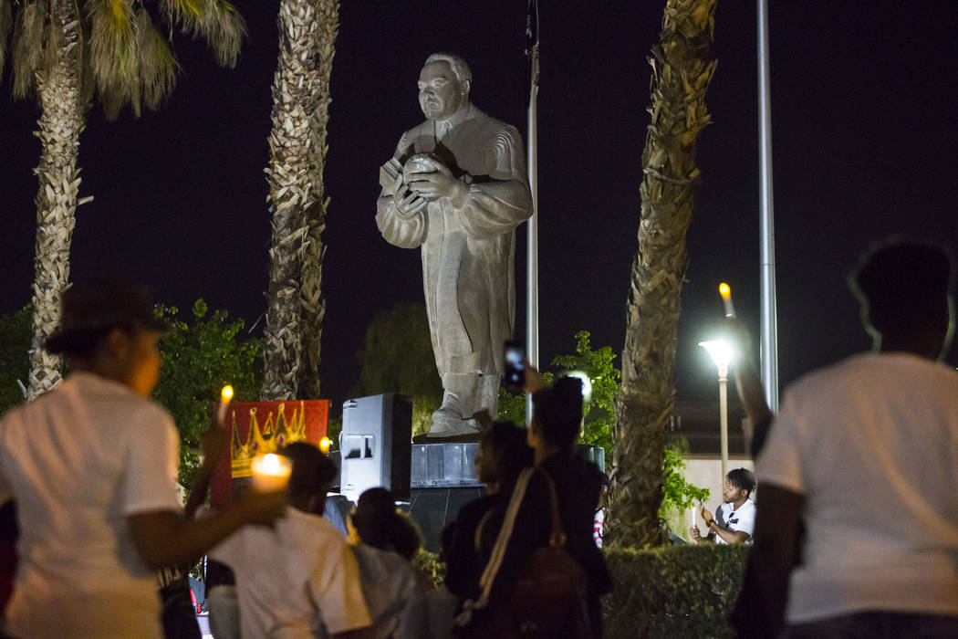 Los asistentes levantan velas durante un velorio celebrado en honor del Dr. Martin Luther King Jr. en la estatua que se hizo en su memoria en North Las Vegas el miércoles 4 de abril de 2018. Chas ...