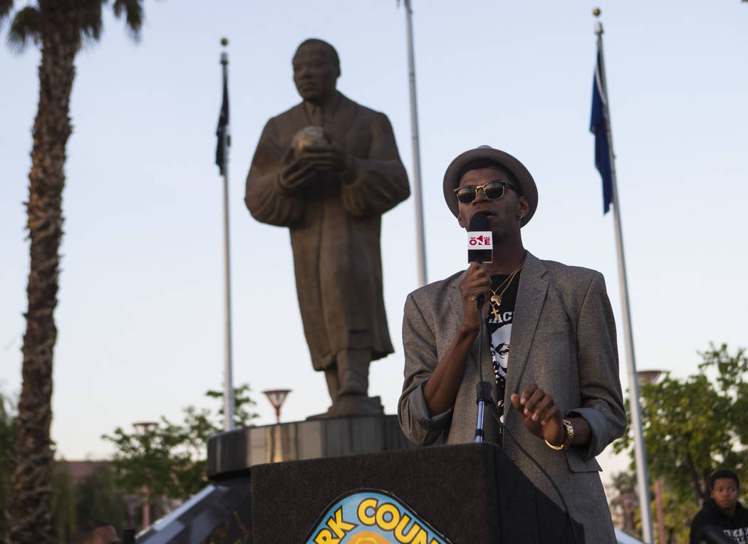 El Ministro Stretch Sanders habla durante un velorio celebrado en honor del Dr. Martin Luther King Jr. en la estatua que se hizo en su memoria en North Las Vegas el miércoles 4 de abril de 2018.  ...