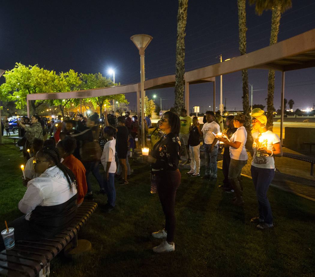 Los asistentes levantan velas durante un velorio celebrado en honor del Dr. Martin Luther King Jr. en la estatua que se hizo en su memoria en North Las Vegas el miércoles 4 de abril de 2018. Chas ...