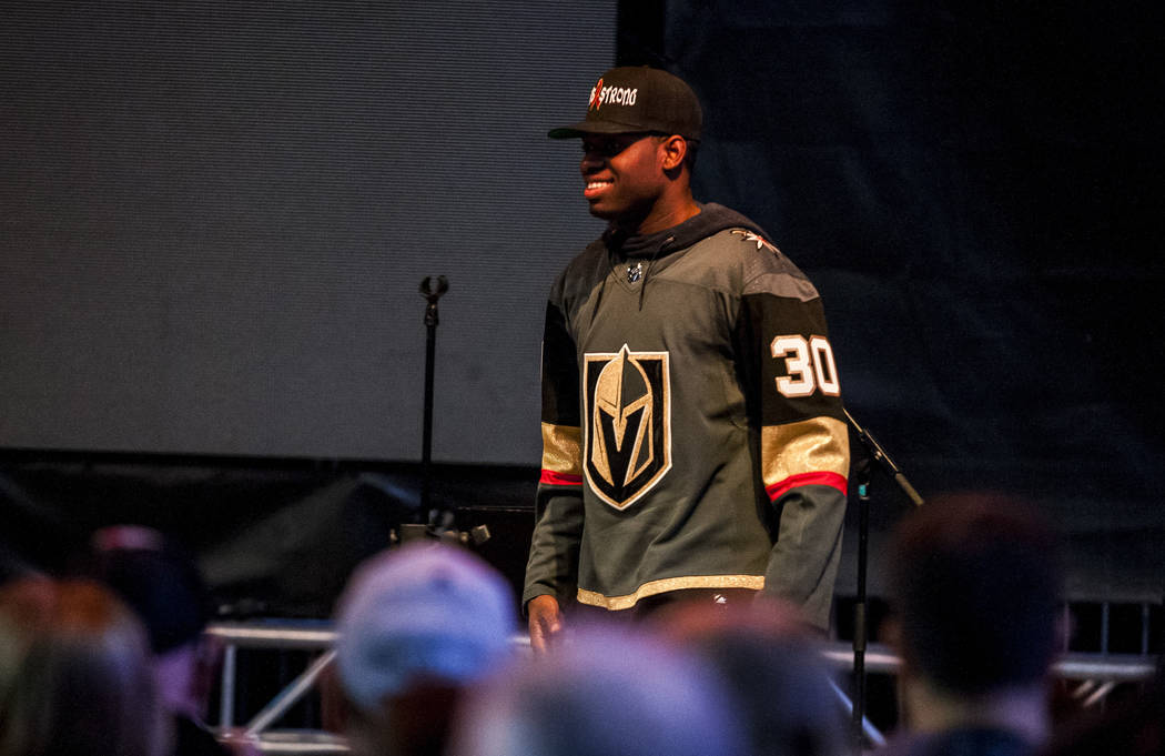 El portero de Vegas Golden Knights, Malcolm Subban (30) hace una aparición durante una reunión en la PlazaToshiba, fuera de la Arena T-Mobile, el miércoles 28 de febrero de 2018. Patrick Connol ...