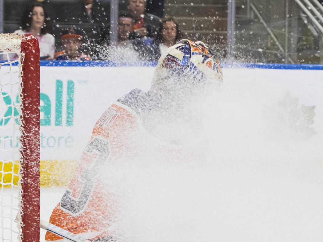 El portero de Edmonton Oilers, Cam Talbot (33) queda nevado durante la acción del primer juego de hockey de la NHL contra los Vegas Golden Knights en Edmonton, Alberta, el jueves 5 de abril de 20 ...