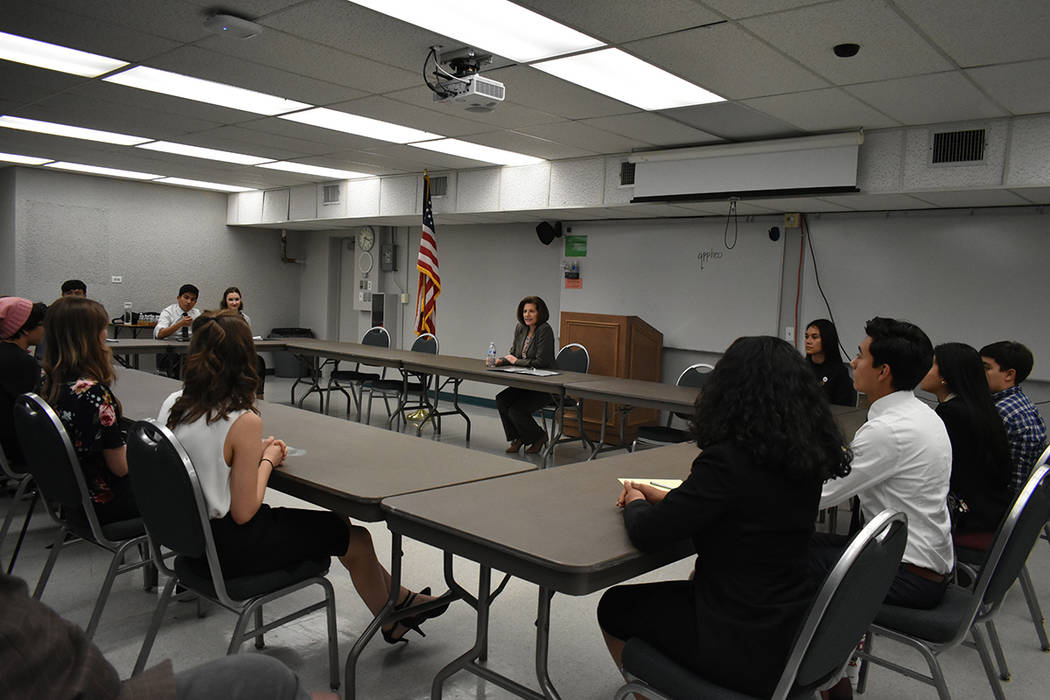18 estudiantes participaron en una reunión con la senadora Catherine Cortéz Masto. Jueves 5 de abril de 2018 en la Academia de Artes de Las Vegas. Foto Anthony Avellaneda / El Tiempo.
