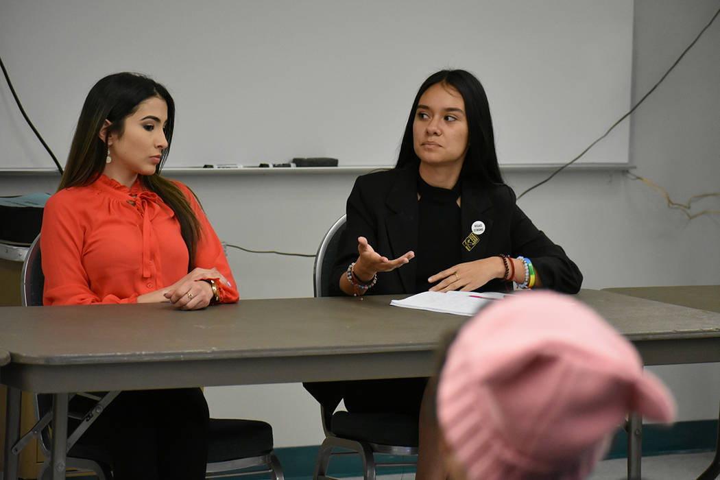 Paulina Guiza (derecha) fue una de las estudiantes más participativas durante la reunión. Jueves 5 de abril de 2018 en la Academia de Artes de Las Vegas. Foto Anthony Avellaneda / El Tiempo.