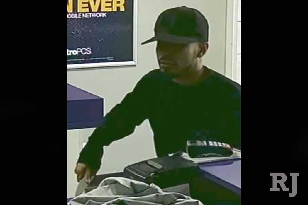El Departamento de Policía Metropolitana de Las Vegas publicó el domingo una foto de un sospechoso del robo de una tienda de teléfonos celulares en febrero. (Departamento de Policía Metropolit ...