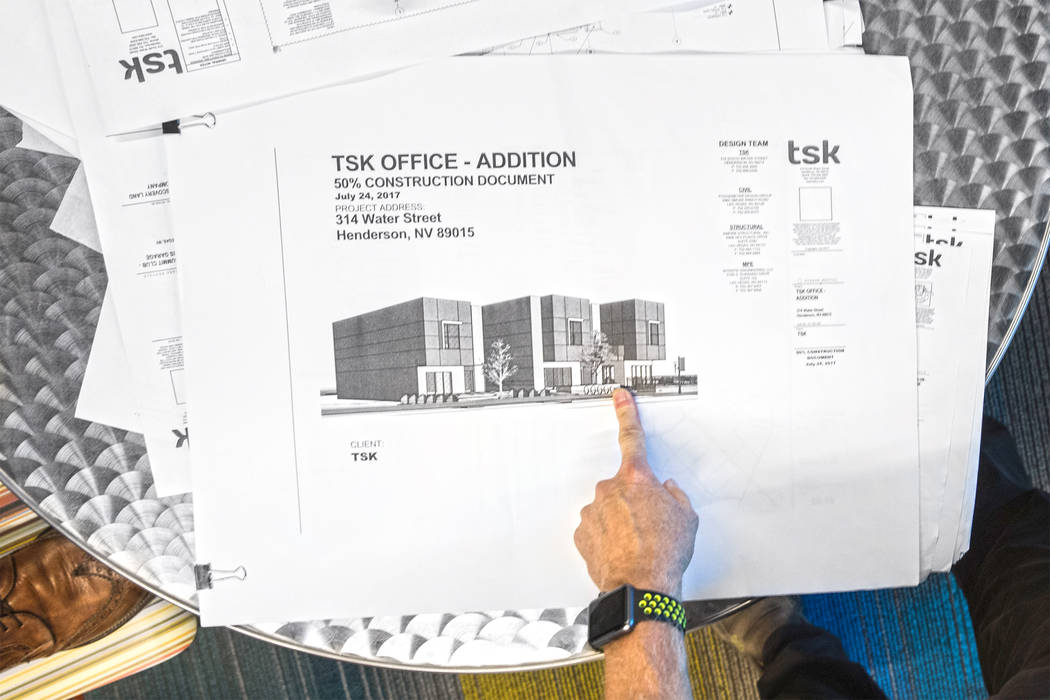 La alcaldesa de Henderson, Debra March, izquierda, y el presidente de TSK, Windom Kimsey, analizan los planes de un nuevo espacio de oficinas comerciales / residenciales para la firma de arquitect ...