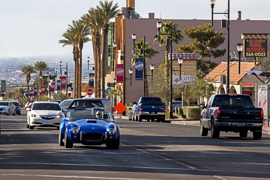 Los automóviles suben y bajan por Water Street en Henderson el viernes 30 de marzo de 2018. Patrick Connolly Las Vegas Review-Journal @PConnPie