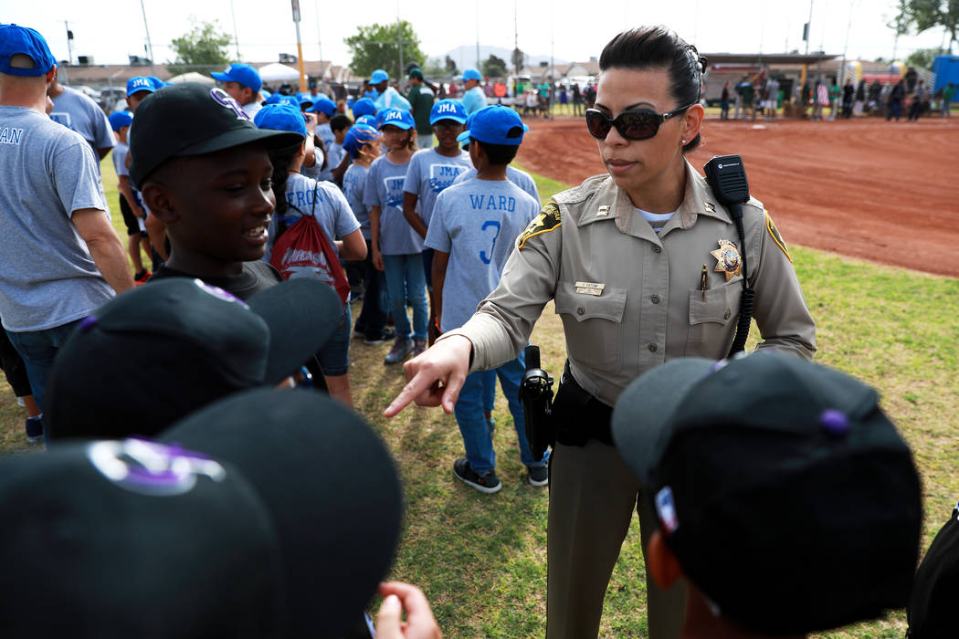 Yasenia Yatomi, comandante de la oficina del Comando del Área de Bolden, saluda a los niños durante el Día Inaugural de la Pequeña Liga de Bolden en el Doolittle Field en Las Vegas el sábado  ...