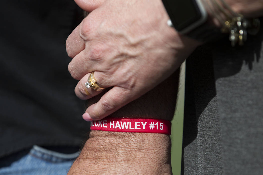 Aaron Hawley, usando una pulsera con el nombre de su hija Brooke, toma de la mano a su esposa Rhonda durante una conferencia de prensa para anunciar la beca Brooke Hawley Memorial, en el Bettye Wi ...