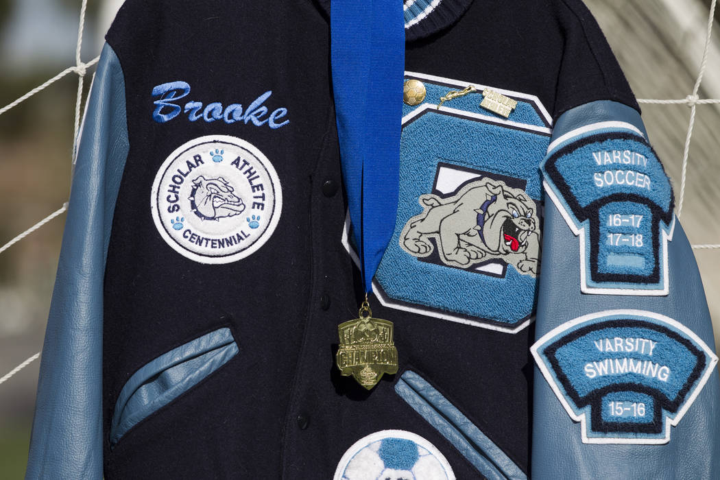 La chaqueta de Letterman de Brooke Hawley se exhibe durante una conferencia de prensa que anuncia una beca conmemorativa que lleva su nombre en el complejo de fútbol Bettye Wilson en Las Vegas, e ...