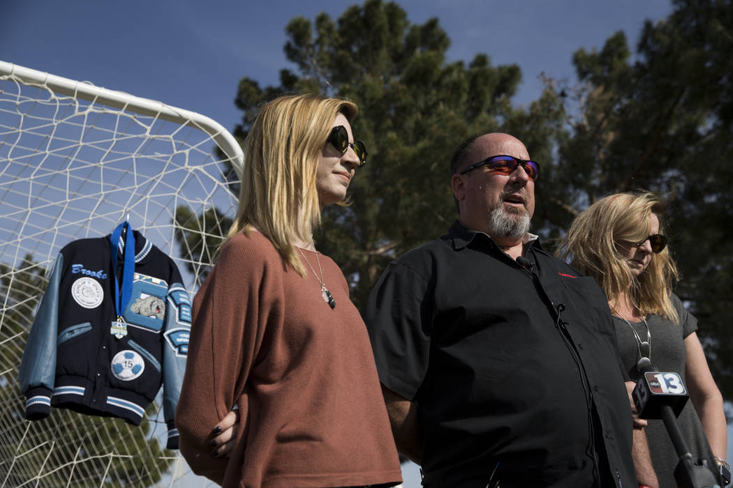 Heather Hawley, izquierda, padre Aaron y madre Rhonda hablan durante una conferencia de prensa anunciando la beca Brooke Hawley Memorial, en el Bettye Wilson Soccer Complex en Las Vegas, el martes ...