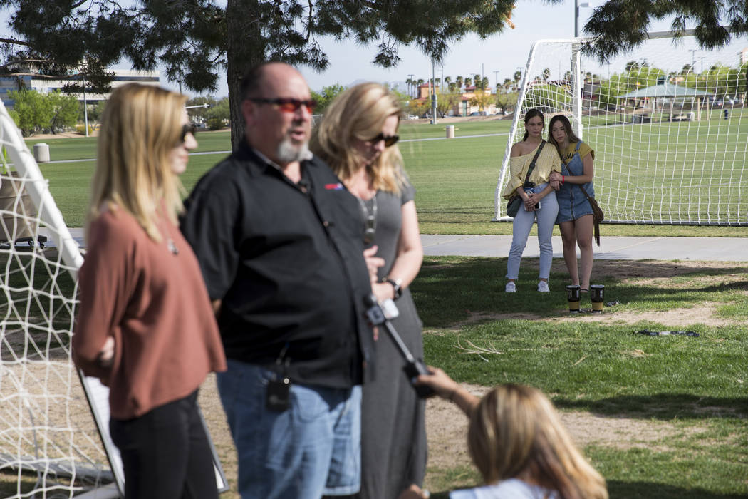 Ashlee Hawley, a la derecha, hermana de Brooke Hawley, una estudiante de Centennial High School muerta en un accidente automovilístico con un conductor ebrio en California, abraza a su amiga Alan ...