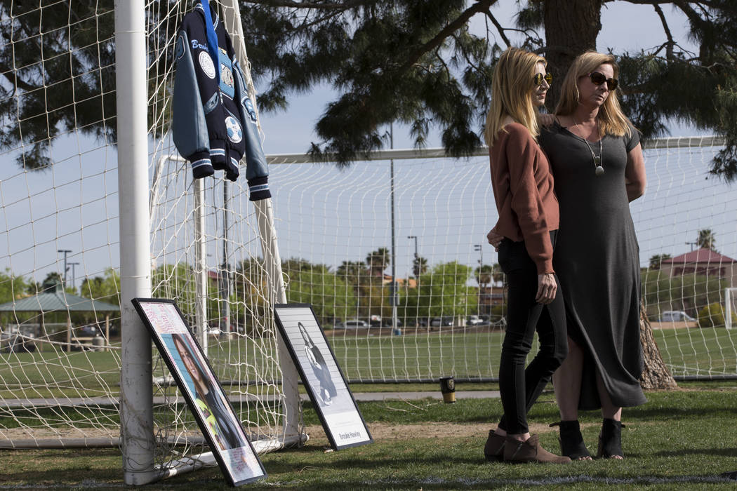 Heather Hawley, izquierda, y su madre Rhonda, hablan durante una entrevista después de una conferencia de prensa anunciando la beca Brooke Hawley Memorial, en el Bettye Wilson Soccer Complex en L ...