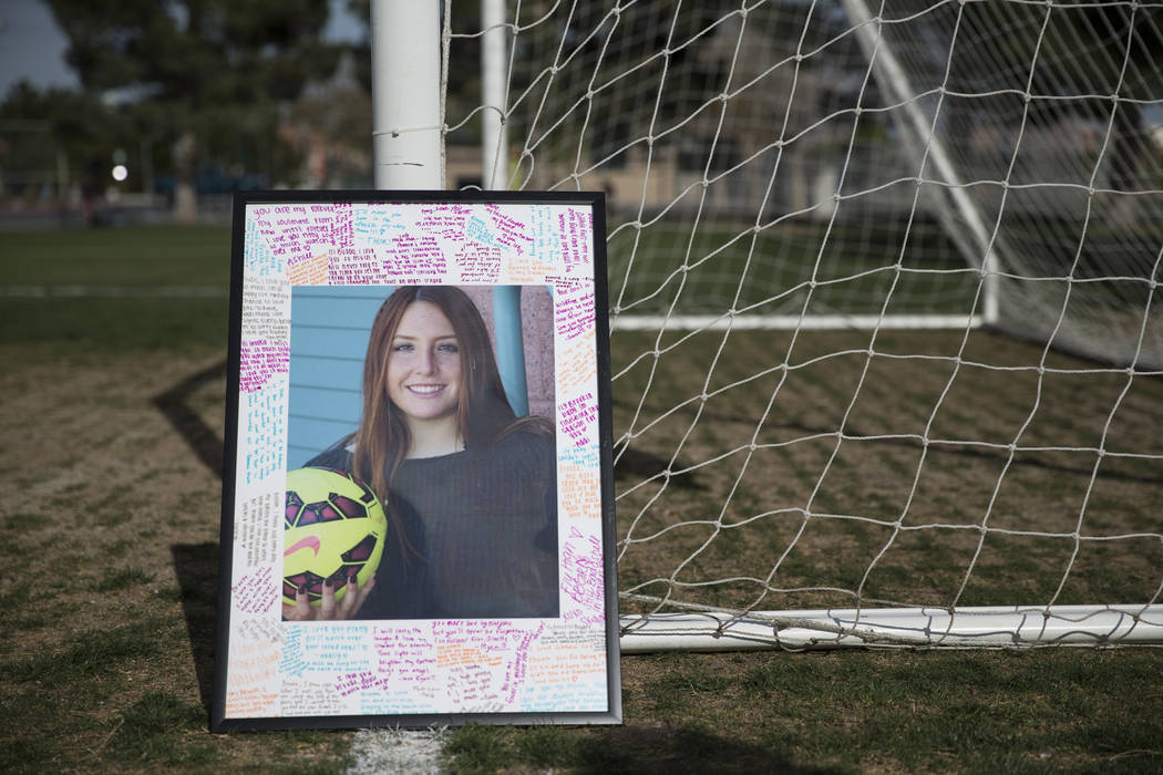 Una foto de Brooke Hawley se muestra durante una conferencia de prensa anunciando una beca conmemorativa que lleva su nombre en el Bettye Wilson Soccer Complex en Las Vegas, el martes 10 de abril  ...