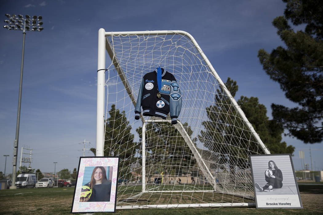 La chaqueta y las fotos de Brooke Hawley se muestran durante una conferencia de prensa que anuncia una beca conmemorativa que lleva su nombre en el complejo de fútbol Bettye Wilson en Las Vegas,  ...