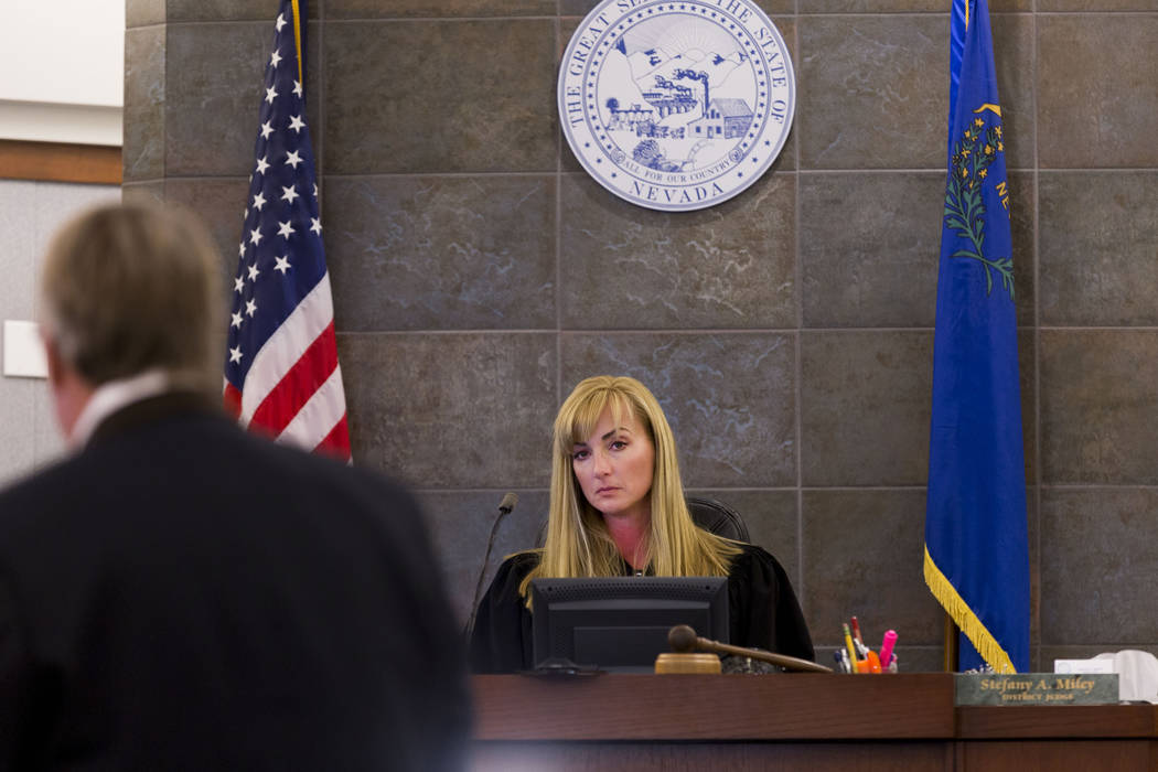 La jueza de distrito: Stefany Miley, preside un caso en el Centro de Justicia Regional el 29 de junio de 2017 en Las Vegas. El martes, Miley acusó al Departamento de Policía Metropolitana de tap ...
