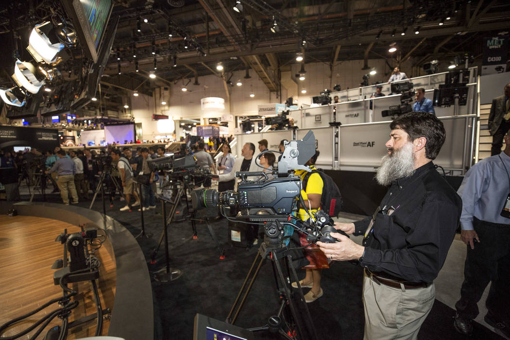 El ingeniero de audio e iluminación Dan Stark de Kansas City revisa una cámara en el stand de Canon durante el segundo día de la NAB Show en el Las Vegas Convention Center el martes 10 de abril ...
