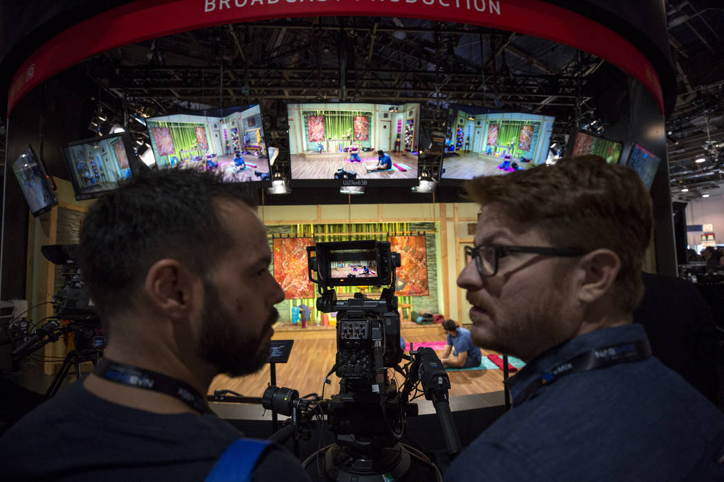 Los asistentes al espectáculo verán la lente 4K UHD Studio Box de Canon en exhibición durante el segundo día de la NAB Show en el Las Vegas Convention Center el martes 10 de abril de 2018. Ric ...