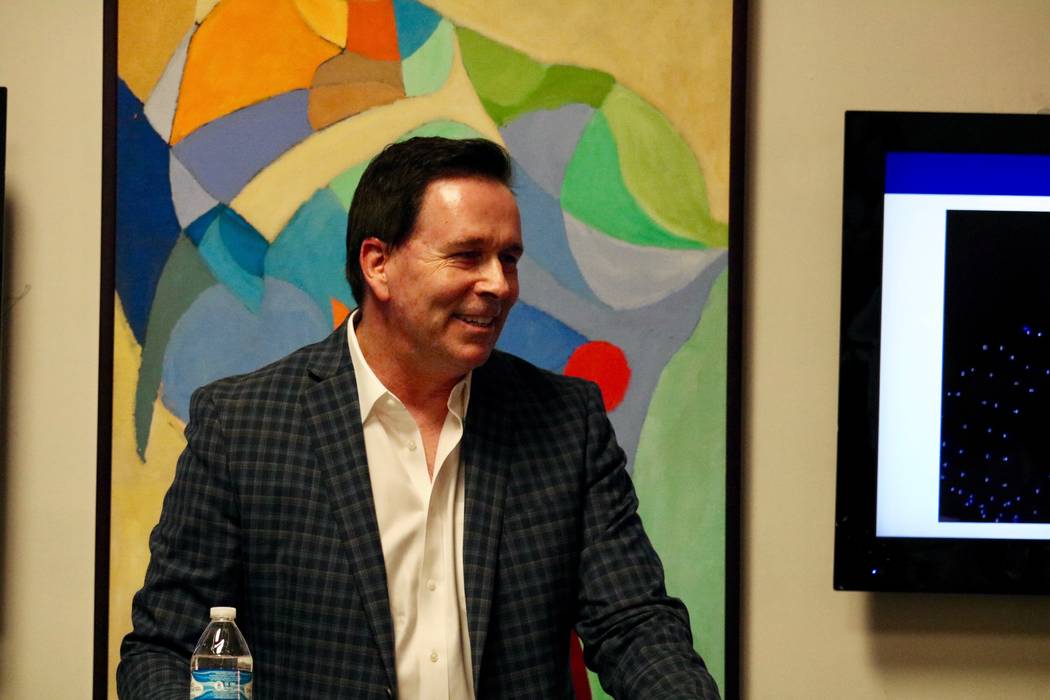Ken Henderson, CEO de Best Agency, habla con los inquilinos de Neonopolis en el Metropolitan Gallery Las Vegas Art Museum en Las Vegas el martes 10 de abril de 2018. (Madelyn Reese / Las Vegas Rev ...