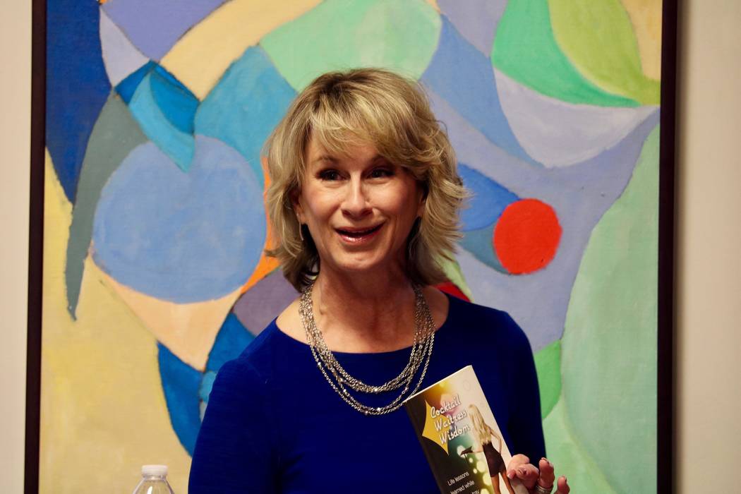 La conductora de programas de radio Heidi Harris habla a los inquilinos de Neonopolis en el Metropolitan Gallery Las Vegas Art Museum en Las Vegas el martes 10 de abril de 2018. (Madelyn Reese / L ...