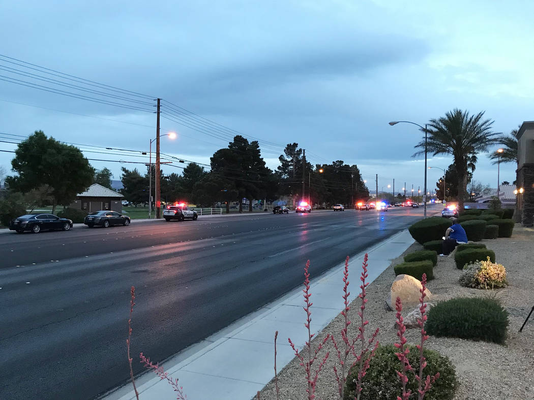 La policía de Las Vegas investiga el domingo 15 de abril de 2018, después de que una persona murió y otra resultó herida en un tiroteo en Sunset Park. (Blake Apgar / Las Vegas Review-Journal)