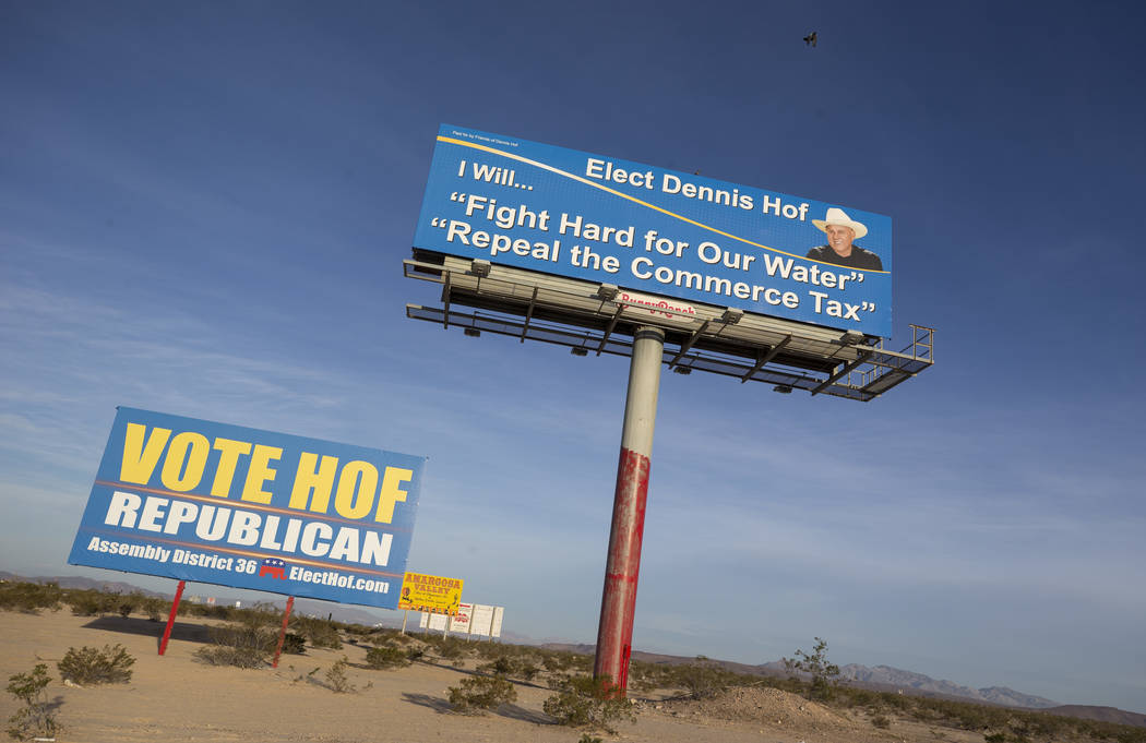 Una cartelera de campaña para Dennis Hof en el estacionamiento del Área 51 Alien Center en Amargosa Valley, Nevada, a unas 90 millas al norte de Las Vegas, viernes, 6 de abril de 2018. Richard B ...