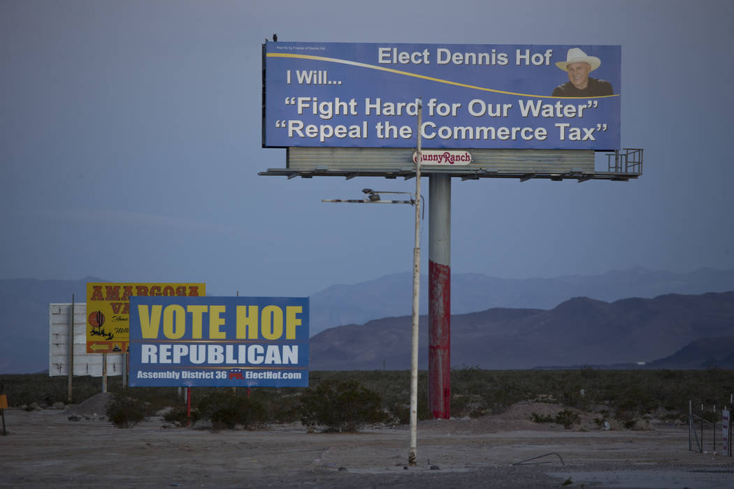 Una cartelera de campaña para Dennis Hof en el estacionamiento del Área 51 Alien Center en Amargosa Valley, Nevada, a unas 90 millas al norte de Las Vegas, viernes, 6 de abril de 2018. Richard B ...