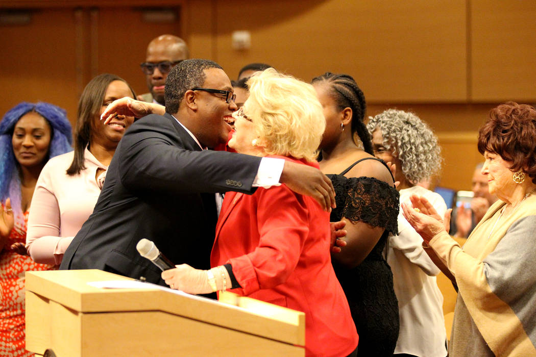El concejal de la ciudad de Las Vegas, Cedric Crear, a la izquierda, da un abrazo a la alcaldesa Carolyn Goodman después de asumir el cargo de concejal del distrito 5 durante una reunión del con ...