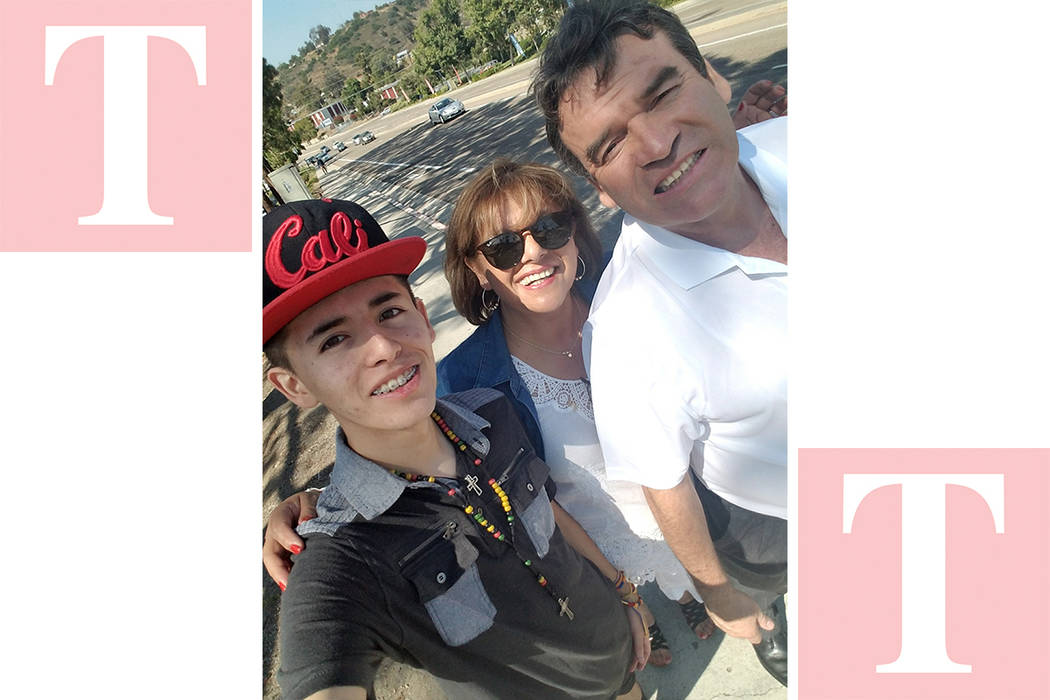 Miguel Ángel Ramírez y sus padres, Yolanda y Miguel, viven juntos la transición de ser un adolescente a un adulto con autismo. Foto Cortesía.
