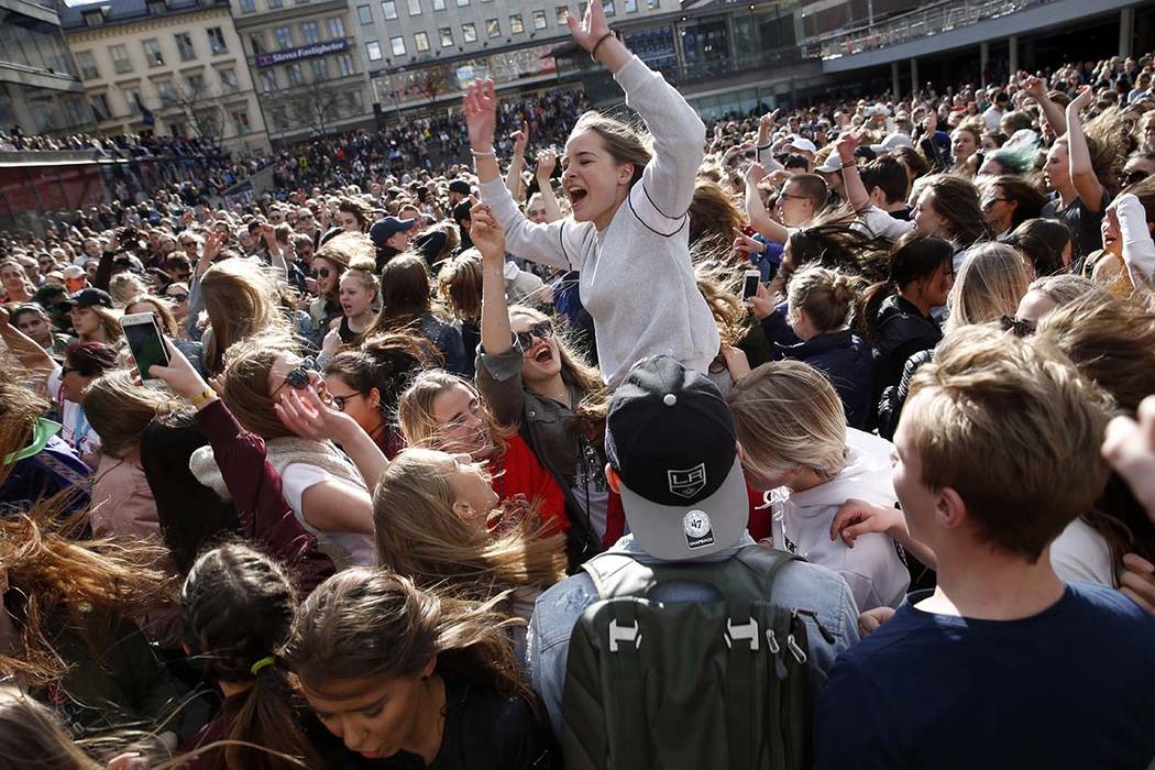 Los fanáticos de DJ Avicii se reúnen en Sergels Torg después de la noticia de su muerte, en el centro de Estocolmo, Suecia, el sábado 21 de abril de 2018. (Fredrik Persson / TT New Agency via AP)