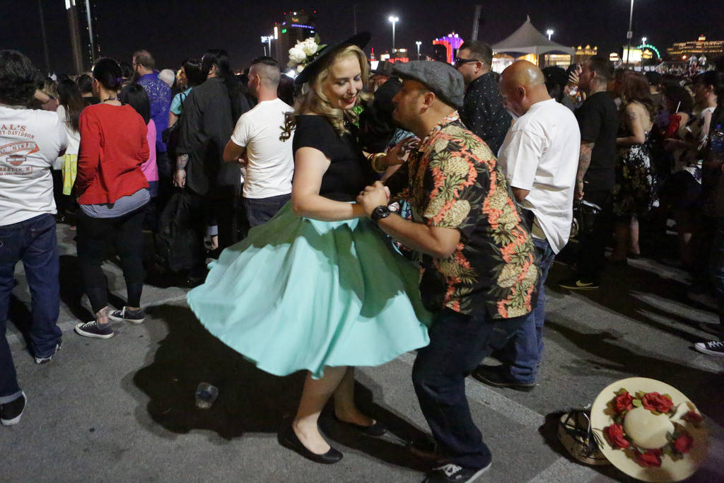 Diana y Eddie Manzanares de Los Angeles bailan al ritmo de la música de los Stray Cats en el 21° espectáculo anual Viva Las Vegas Rockabilly Weekend en el hotel y casino Orleans el sábado 21 d ...
